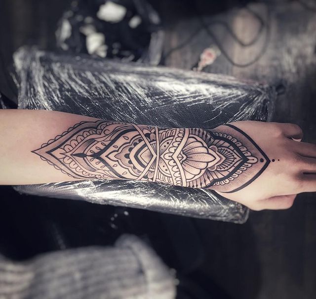 mandala-tattoo-auf-der-hand